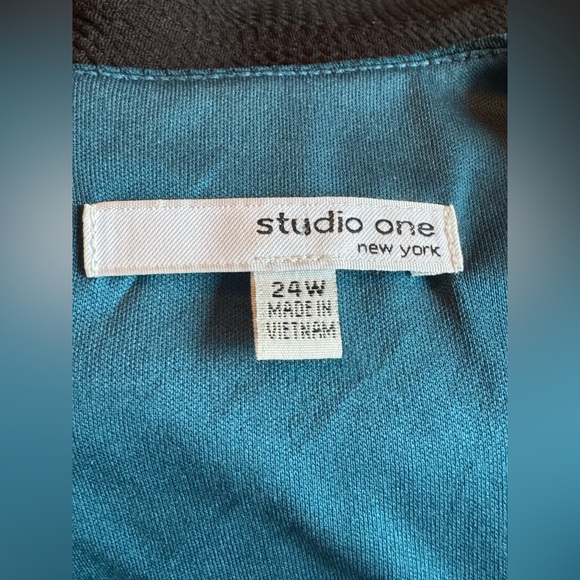 Studio One Teal and Black Ensemble 24W - Picture 8 of 9